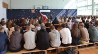 zebrani uczniowie na sali gimnastycznej w ZSZ w Nasielsku