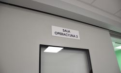 Na zdjęciu drzwi, na nich napis sala operacyjna
