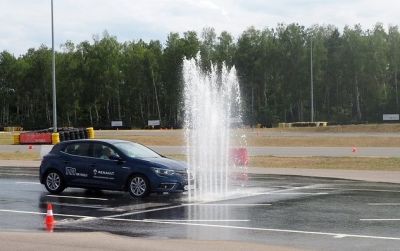 Samochód do szkolenia kierowców podczas manewrów na mokrej nawierzchni