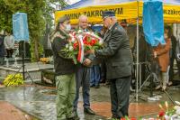 Uczestnicy uroczystości składający wieniec