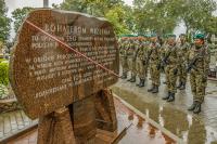 Pomnik ku pamięci Bohaterów września, obok którego stoi oddział wojska