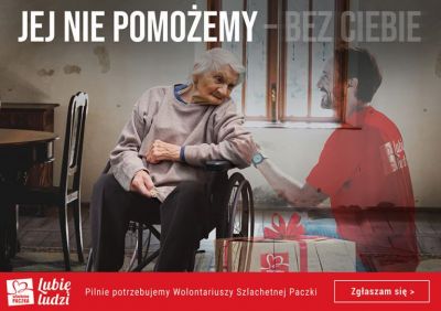 starsza osoba siedząca na wózku, poniżej czerwony pasek z białymi napisami