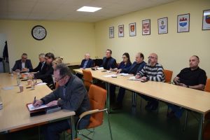 zebrane osoby przy stole konferencyjnym