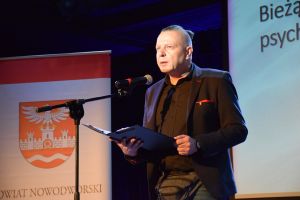 Na zdjęciu Pan Jacek Gawroński przemawia do mikrofonu