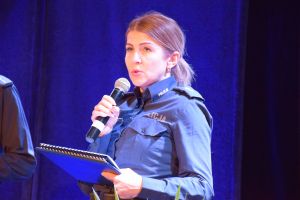 Na zdjęciu policjantka Joanna Wielocha przemawia do mikrofonu