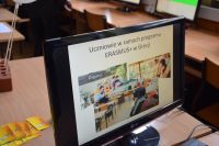 laptop, slajd o uczniach na Erazmusie w Grecji
