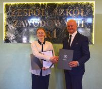 gratulacje od wicestarosty dla najlepszej uczennicy zsz nr 1 ndm
