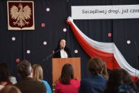 dyrektor przemawiająca do maturzystów