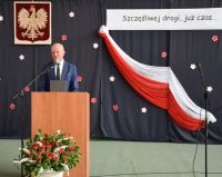 wicestarosta gratulujący zebranym maturzystom