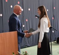 wicestarosta wręcza stypendium starosty