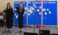 uczennicy witają zebranych w lo ndm