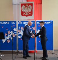 wicestarosta wręcza stypendium starosty