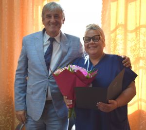 Starosta i wyróżniona pielęgniarka, wspólne zdjęcie