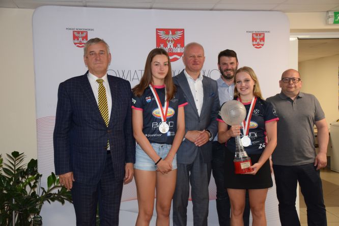 Wspólne zdjęcie starostów z siatkarkami i trenerami