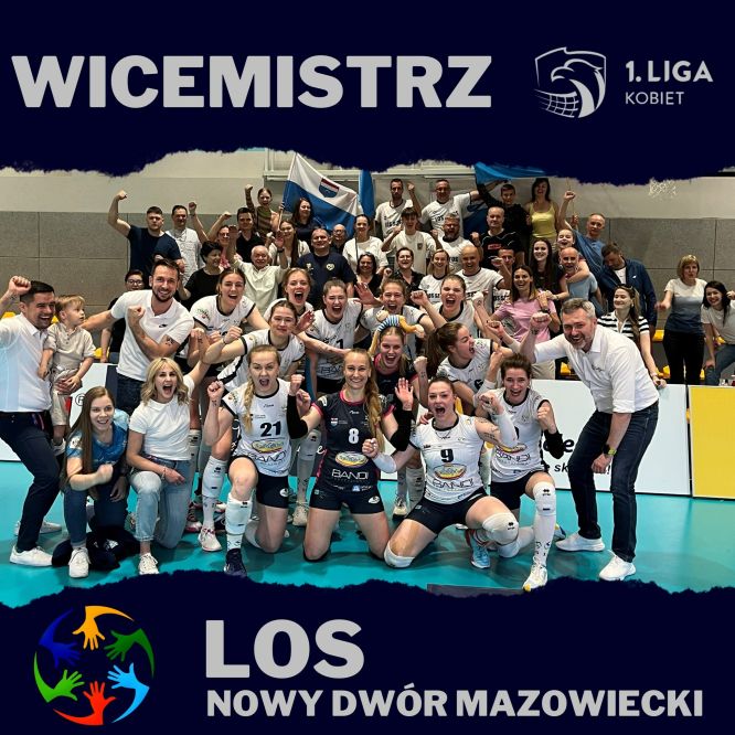 cała drużyna siatkarska cieszy się ze zwycięstwa