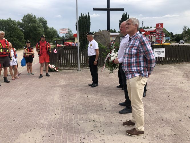 przywitanie kajakarzy przed pomnikiem w Borkowie