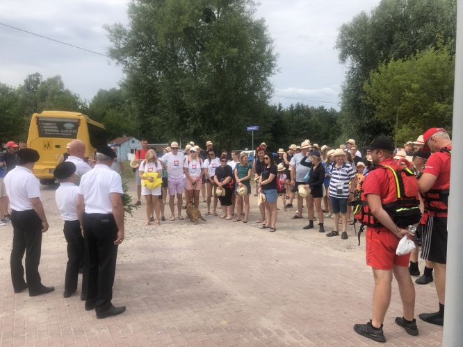 przywitanie kajakarzy przed pomnikiem w Borkowie
