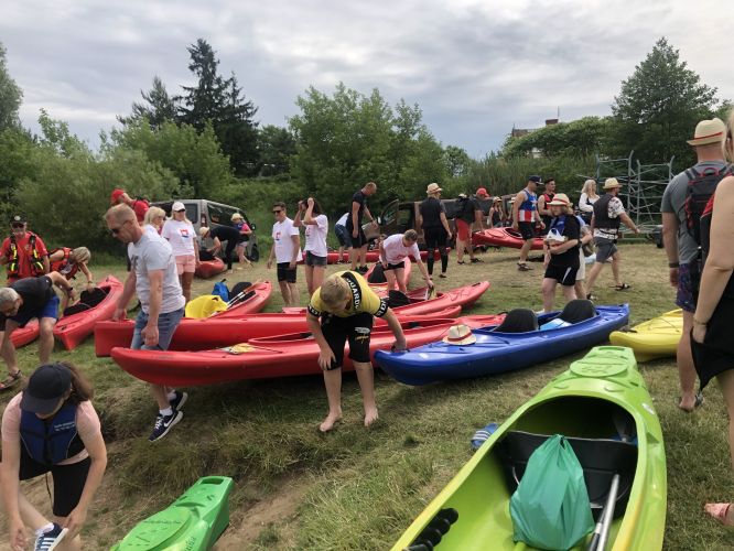 kajakarze przygotowują się do spływu, kolorowe kajaki