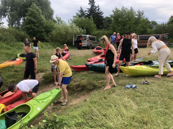 kajakarze przygotowują się do spływu, kolorowe kajaki