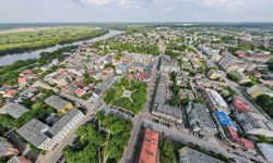 Zdjęcie z drona - miasto, w tle rzeka Narew