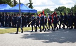 odprowadzenie sztandaru przez kompanię reprezentacyjną policji