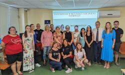 Na zdjęciu sala, uczestnicy i ratownicy pozują do zdjęcia