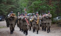 Wojskowa Orkiestra Reprezentacyjna idzie przez las