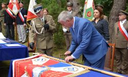 Starosta Nowodworski przybija pamiątkowy gwóźdź w drzewiec sztandaru