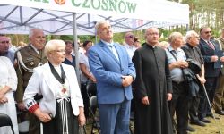 Na zdjęciu stoją goście zebrani podczas uroczystości