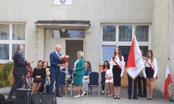 Liceum Ogólnokształcące NDM, Wicestarosta wręcza kwiaty dyrektorce