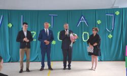 starosta, wicestarosta i radny wręczają kwiaty dyrektorce