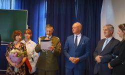 LO Nasielsk, dyrektor szkoły, starosta, wicestarosta, przedstawiciel wojska na sali gimnastycznej