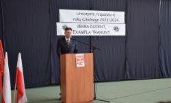 ZSZ Nasielsk, dyrektor przemawia do zebranych