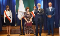 LO Nasielsk, starosta przemawia do zebranych uczniów