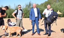 wicestarosta i burmistrz z pozorantami na plaży