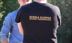 napis na koszulce: szkoła główna służby pożarniczej