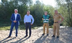 cztery osoby na plaży obserwujący wydarzenia