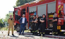 wicestarosta rozmawia ze strażakami