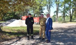 wicestarosta i komendant ze strażakiem na poligonie