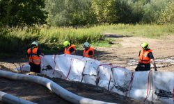 strażacy ćwiczą ustawianie wałów przeciwpowodziowych