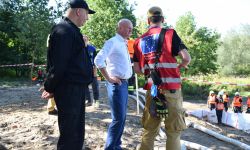 wicestarosta obserwujący ćwiczenia straży