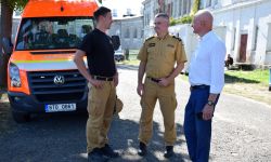 Wicestarosta i komendant straży rozmawia z koordynatorem obozowiska