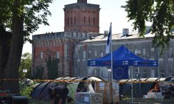 obóz strażacki w tle wieża czerwona Modlin Twierdza