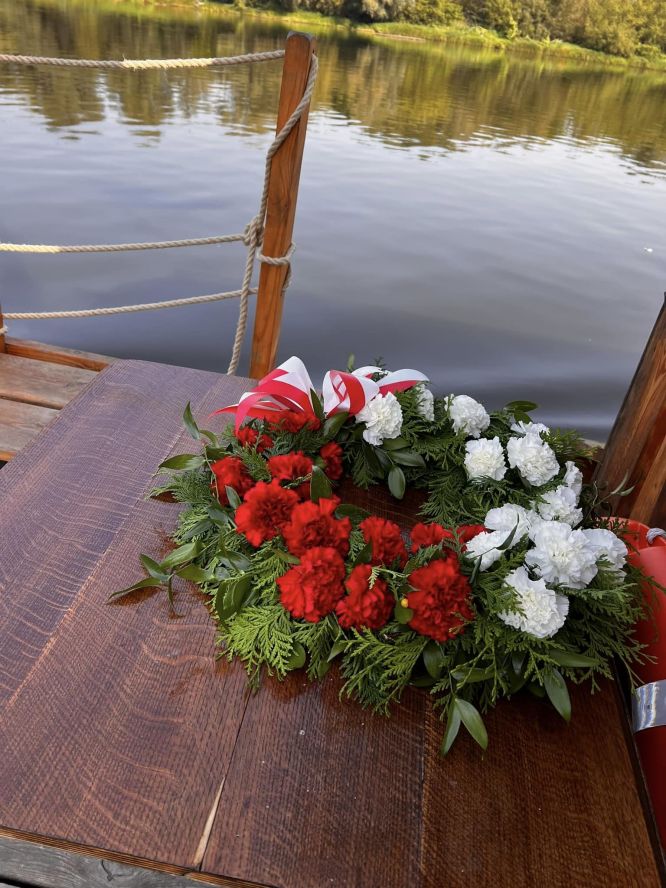 mały wieniec, biało czerwone kwiaty