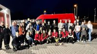 wspólne zdjęcie drużyny z wicestarostą