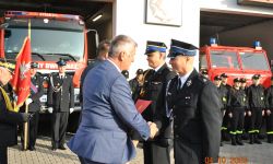 starosta składa gratulacje strażakowi