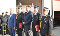 wspólne zdjęcie z wyróżnionymi strażakami