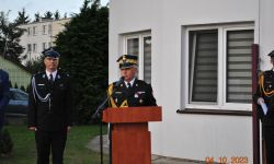 generał przemawia do zebranych