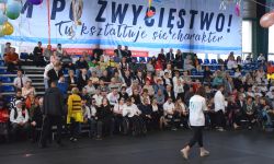 hala sportowa, na trybunach zebrani goście
