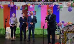 scena, starosta przemawia do zebranych